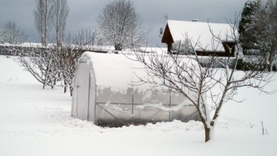 Faut-il enlever la bâche d’une serre en hiver ?
