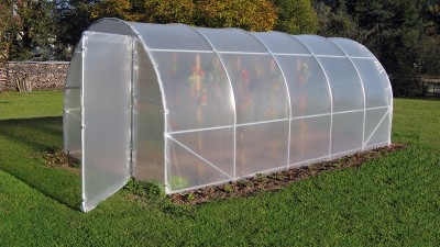 Comment fixer une bâche de serre ? Guide complet