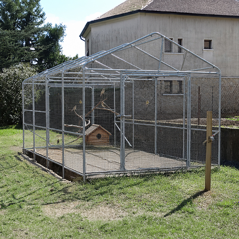 Armature du poulailler, volière 3,5 m Résist Plus installée dans un jardin