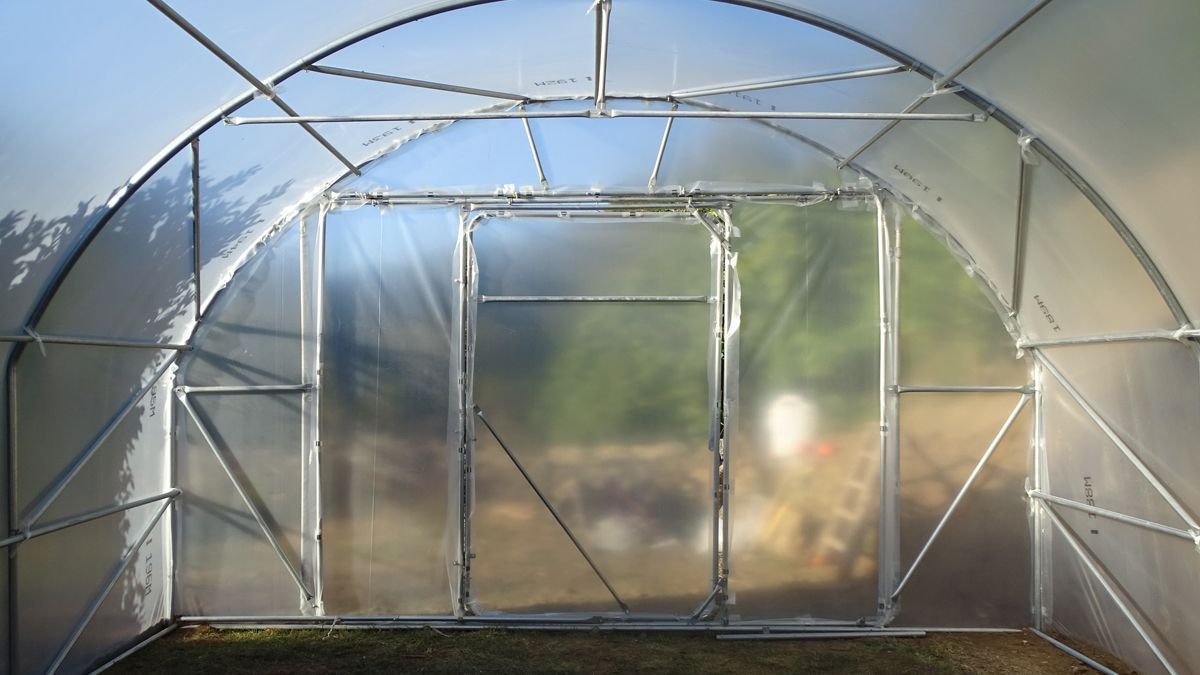 Serre de jardin vue de l'intérieur