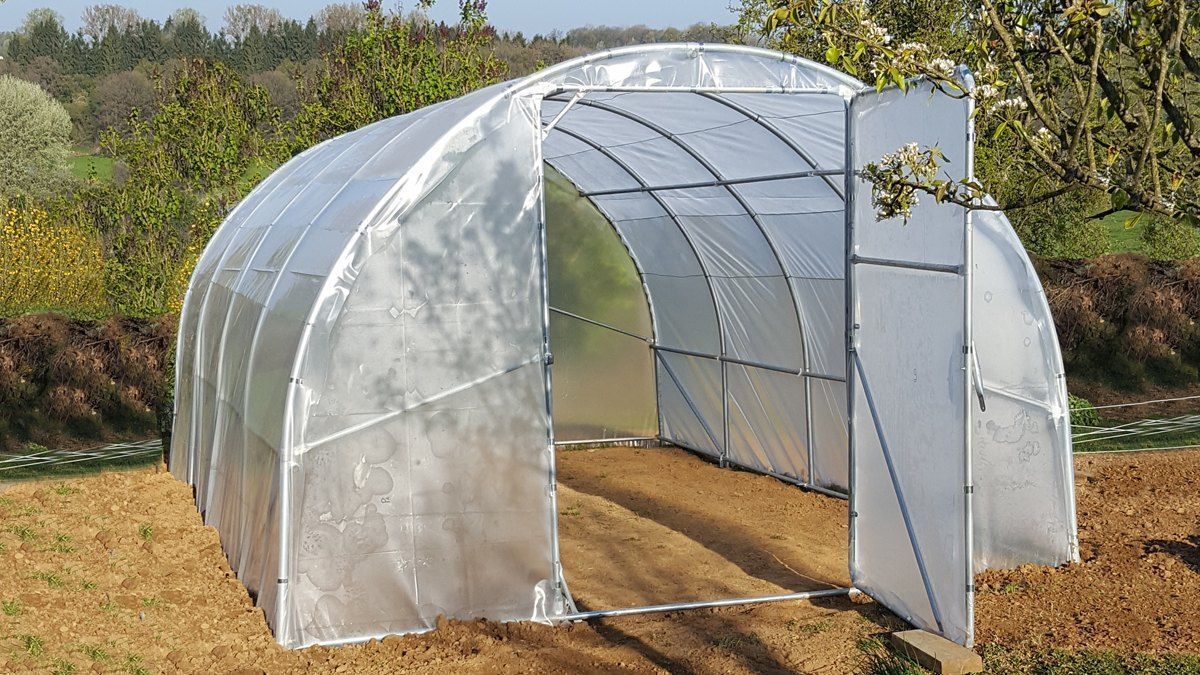 Comment poser du fil Deltane sur une serre de jardin tunnel ? 